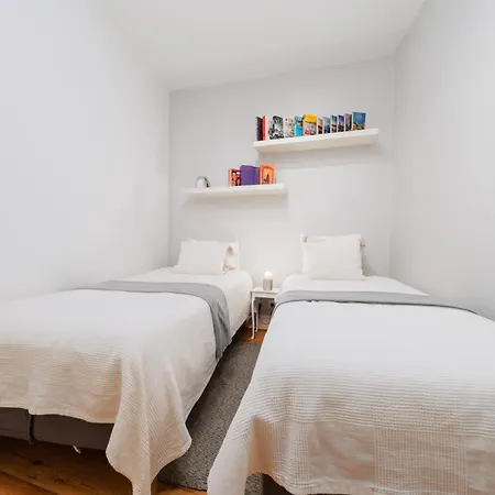 Apartment Luxurious 4br In Lisbon, Sleeps 10 *
